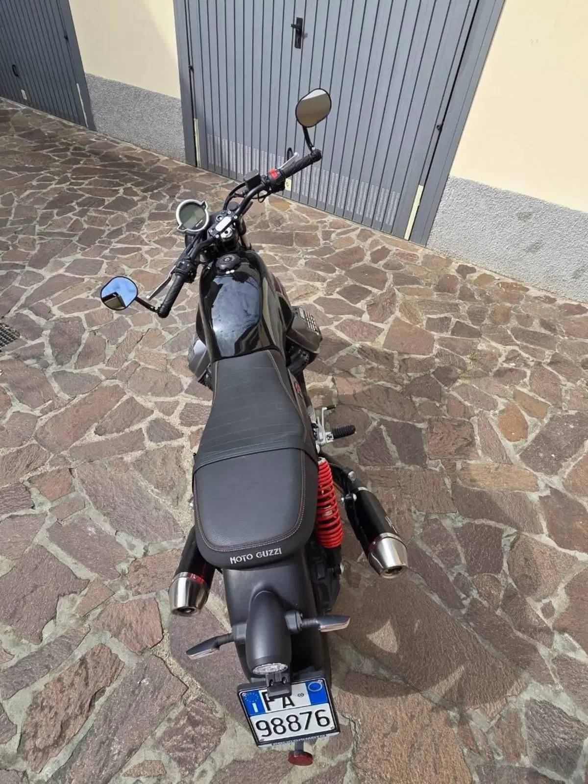 Moto Guzzi V7 Stone Special Edition (2022 - 25) (3)