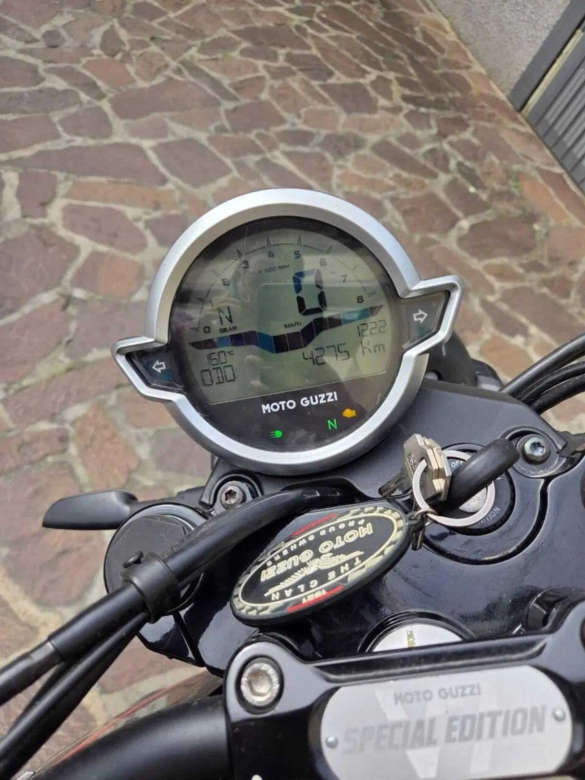Moto Guzzi V7 Stone Special Edition (2022 - 25) (4)