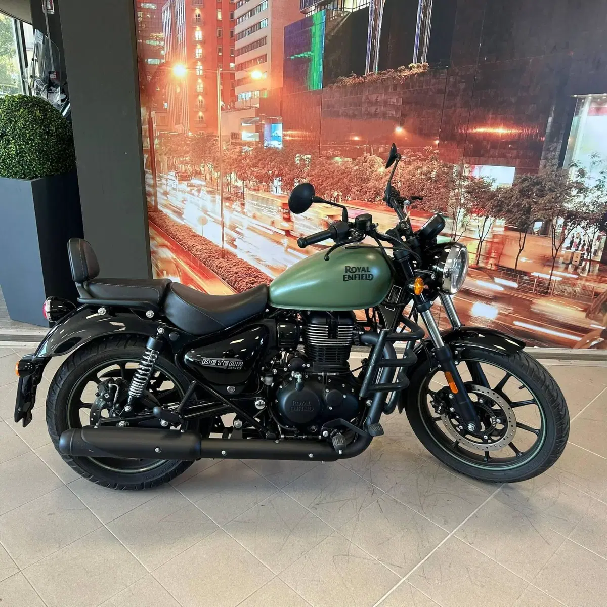 Royal Enfield Meteor 350 (2021 - 26) (3)