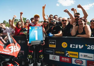 Dunlop CIV 2026, Imola. Le gare del sabato: in SBK vince Cavalieri con Pirro terzo, scivola Delbianco. In SS primo posto di Mantovani. I risultati delle altre classi [VIDEO-RISULTATI]