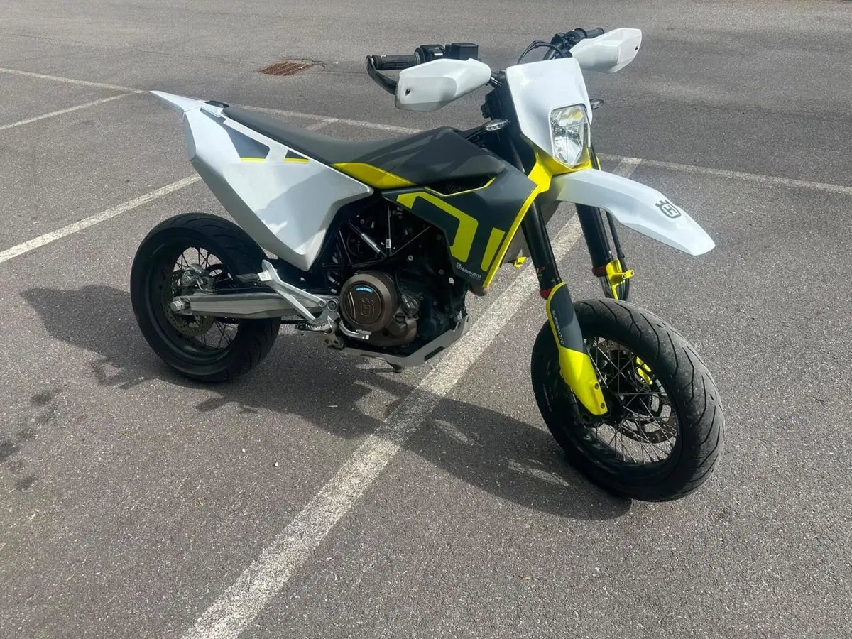 Husqvarna 701 Supermoto (2022) (2)