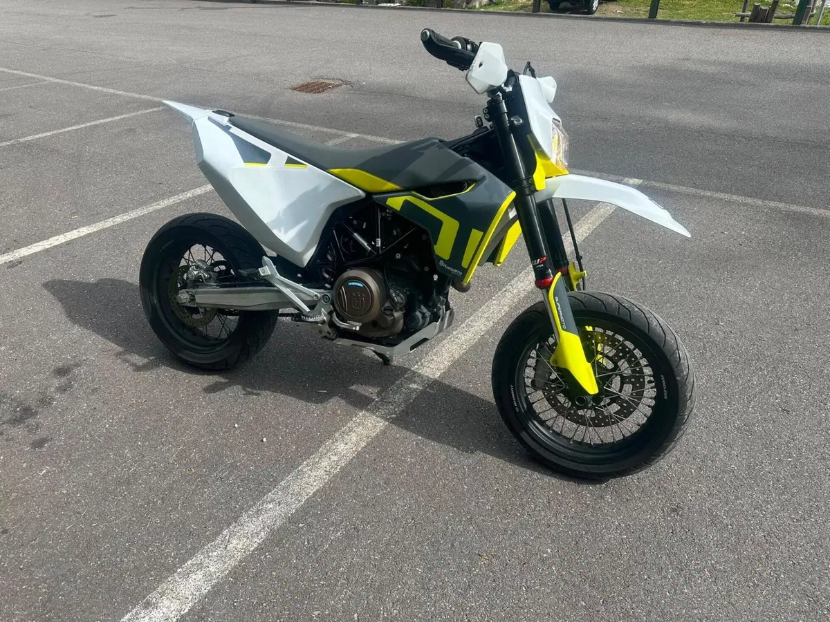 Husqvarna 701 Supermoto (2022) (3)