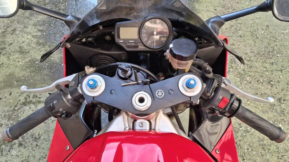 Yamaha YZF R1 (2000 - 01) (4)