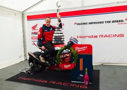 Tourist Trophy: la pioggia spegne la speranza di vedere altre gare. Senior TT asssegnato a Harrison