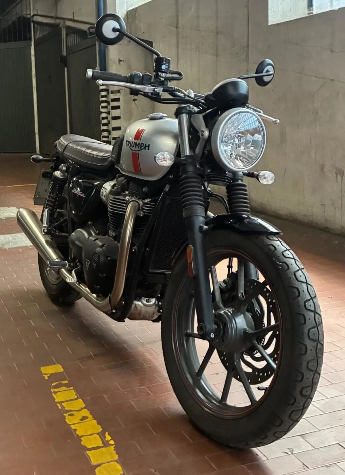 Triumph Street Twin 900 (2016) (2)