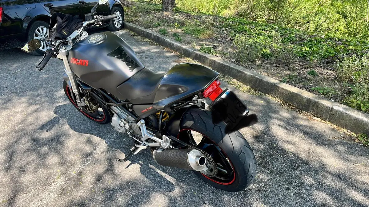 Ducati Monster 600 Dark (1998 - 01) (2)