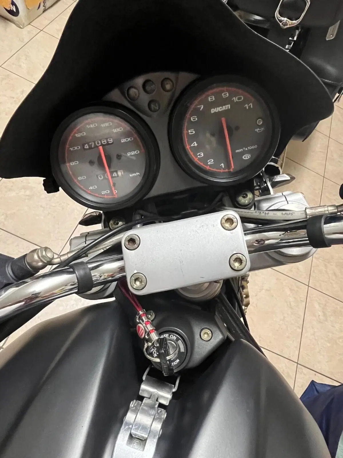 Ducati Monster 600 Dark (1998 - 01) (5)
