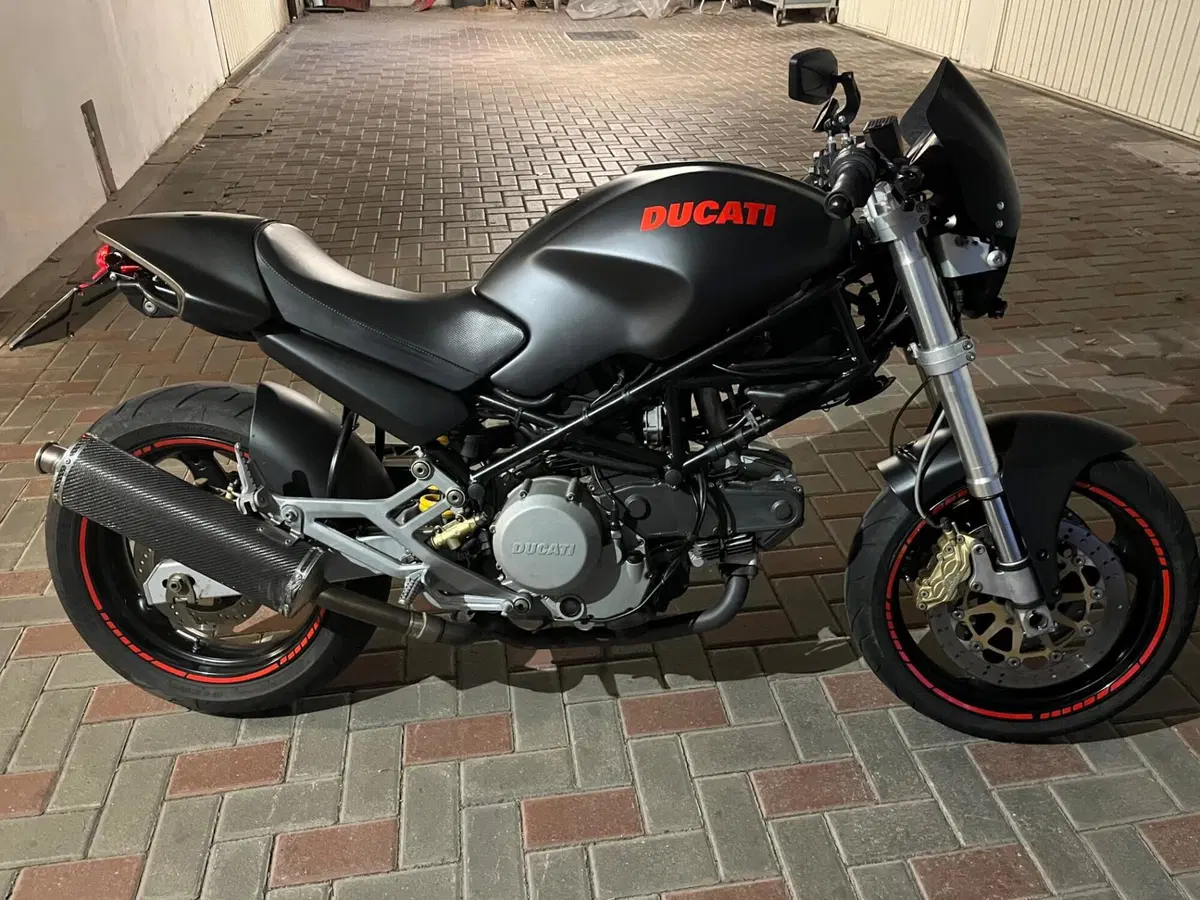 Ducati Monster 600 Dark (1998 - 01) (10)