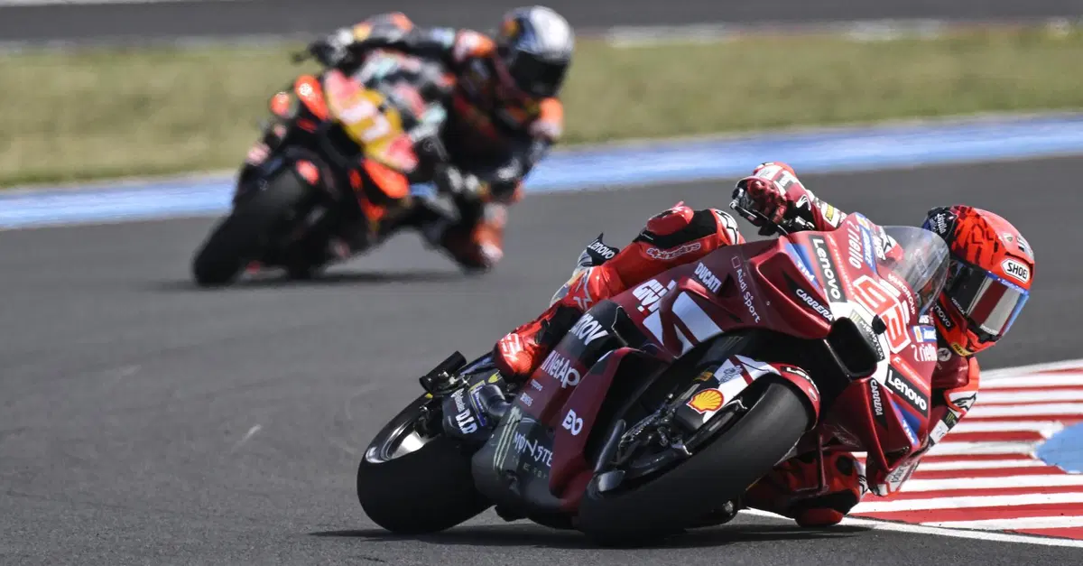 MotoGP 2026. GP di Ungheria a Balaton. Marc M&aacute;rquez vince dopo una battaglia con Pedro Acosta! Strike Jorge M&aacute;rtin: stesi Marco Bezzecchi e altri tre piloti! [CLASSIFICA e VIDEO]