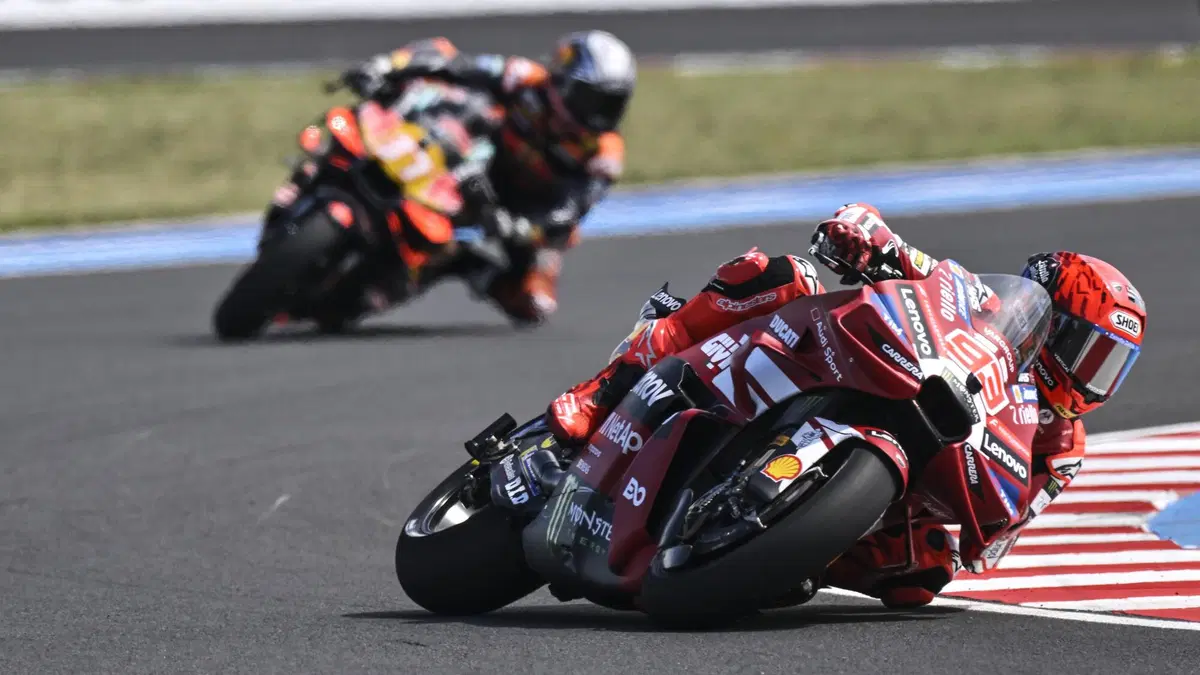 MotoGP 2026. GP di Ungheria a Balaton. Marc M&aacute;rquez vince dopo una battaglia con Pedro Acosta! Strike Jorge M&aacute;rtin: stesi Marco Bezzecchi e altri tre piloti! [CLASSIFICA e VIDEO]