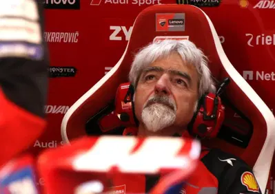 MotoGP 2026. GP di Ungheria a Balaton. Gigi Dall'Igna sulla battaglia Marc Márquez-Pedro Acosta: Ho stritolato una bottiglietta! [VIDEO]