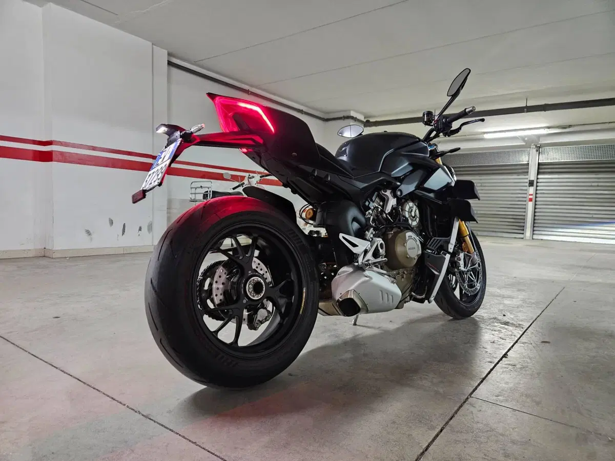 Ducati Streetfighter V4 1100 S (2021 - 22) (2)