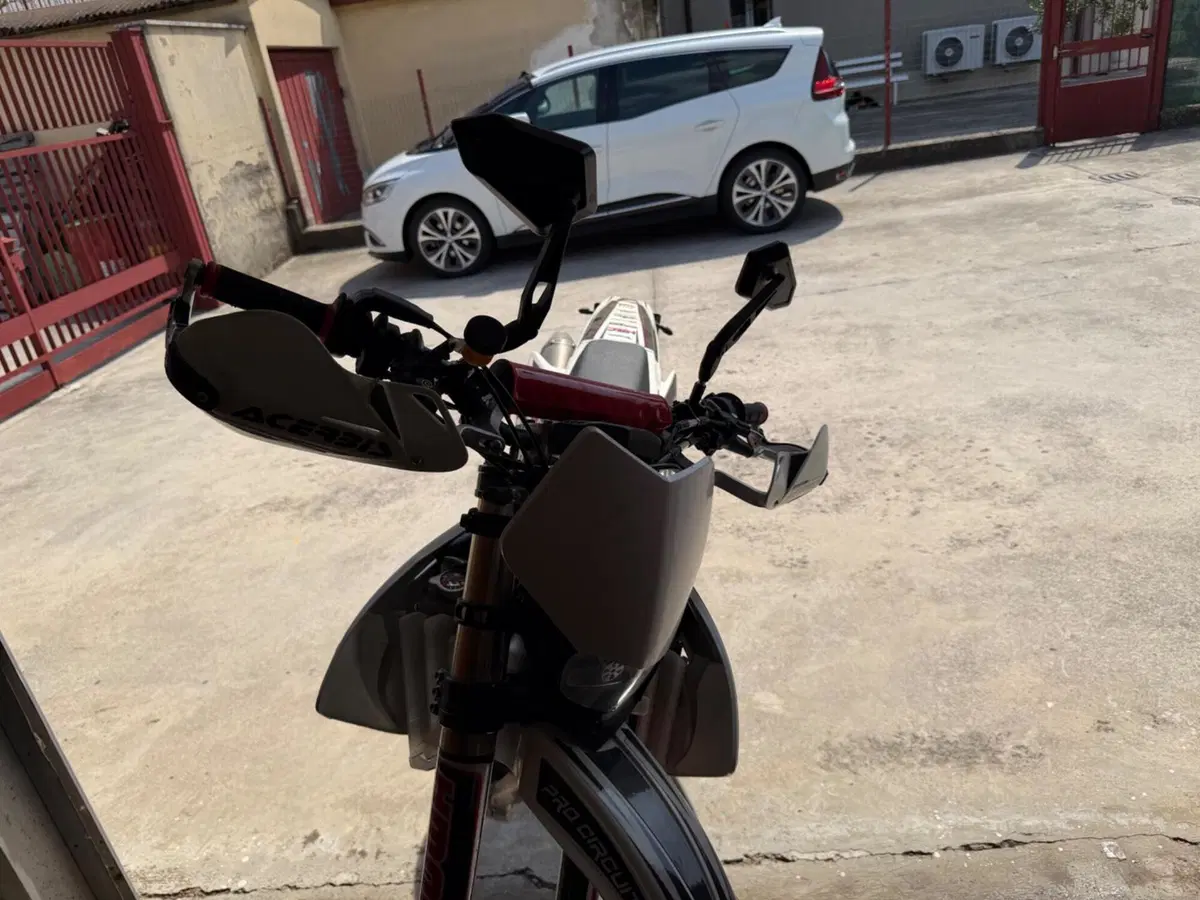 HM CRF 250 X Motard (2005 - 06)  (5)
