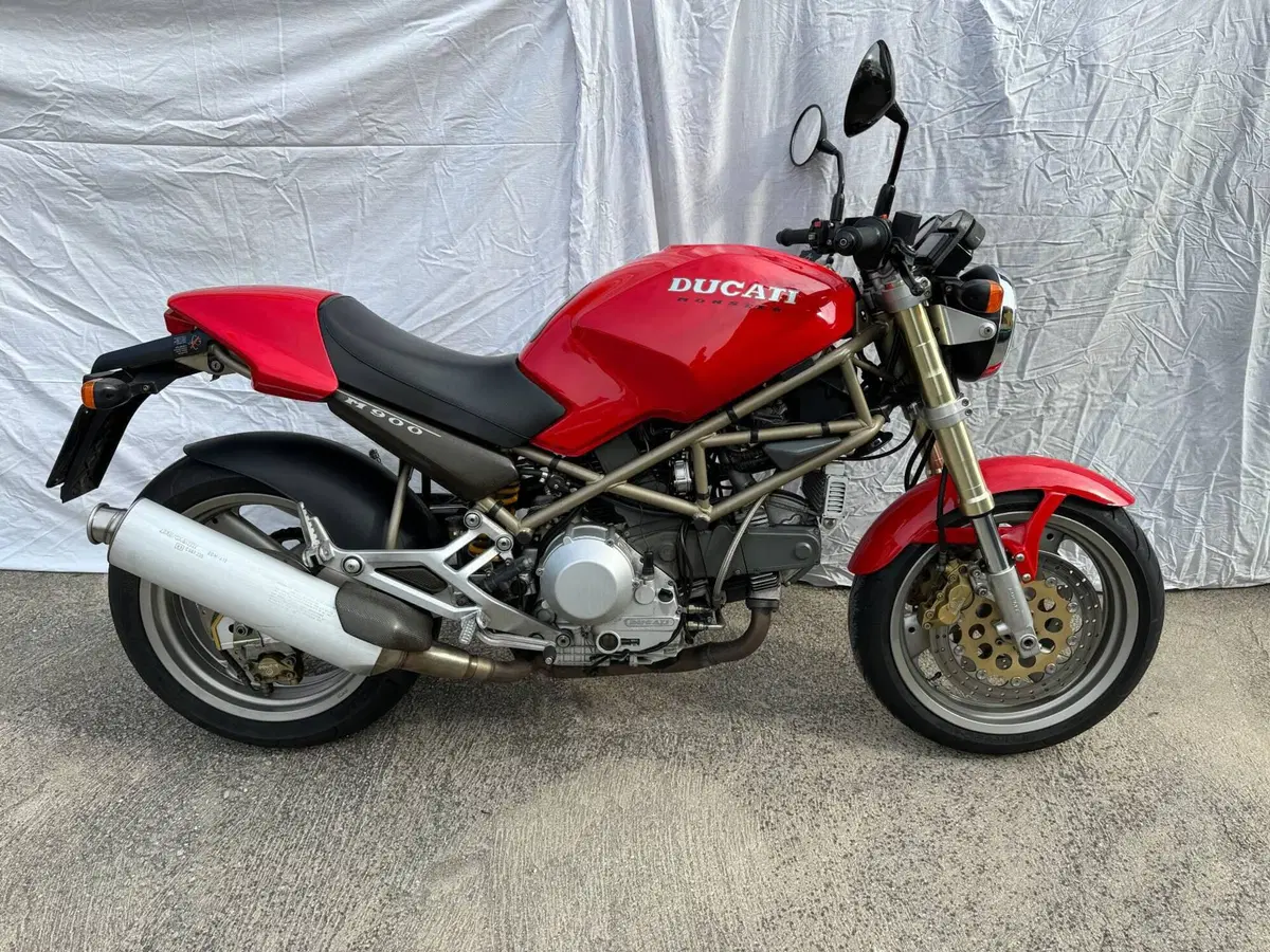 Ducati Monster 900