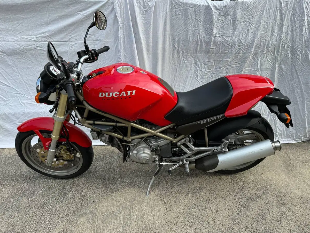 Ducati Monster 900 (2)