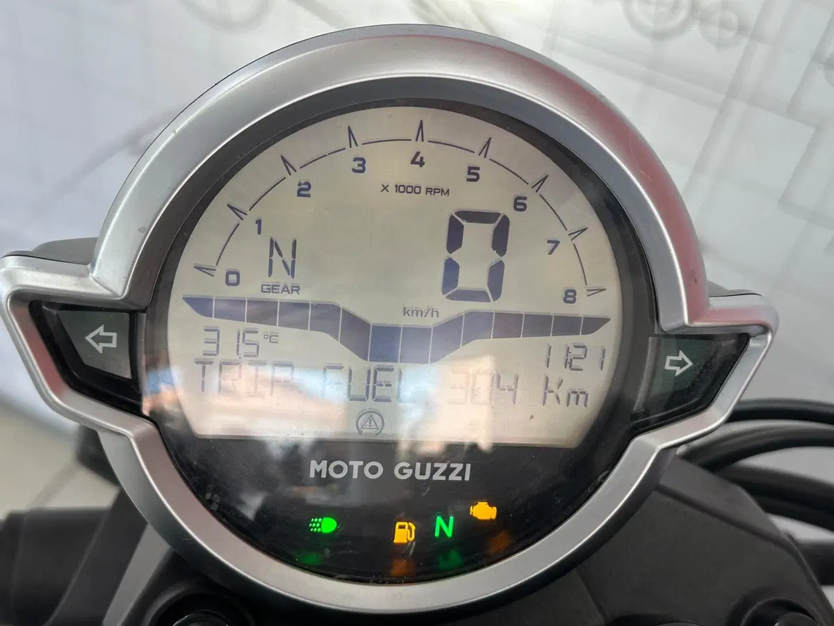 Moto Guzzi V7 Stone (2021 - 24) (5)