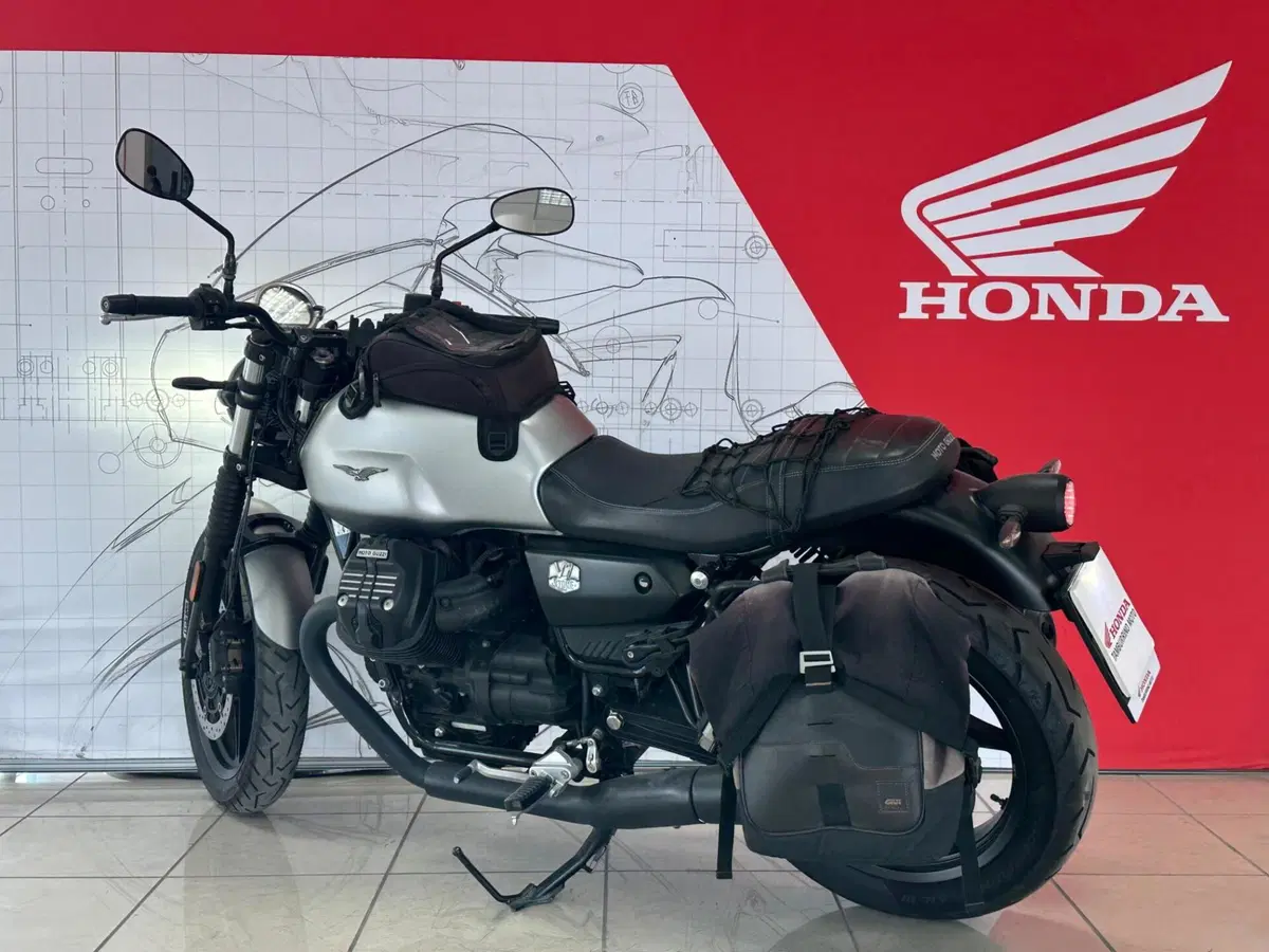 Moto Guzzi V7 Stone (2021 - 24) (4)