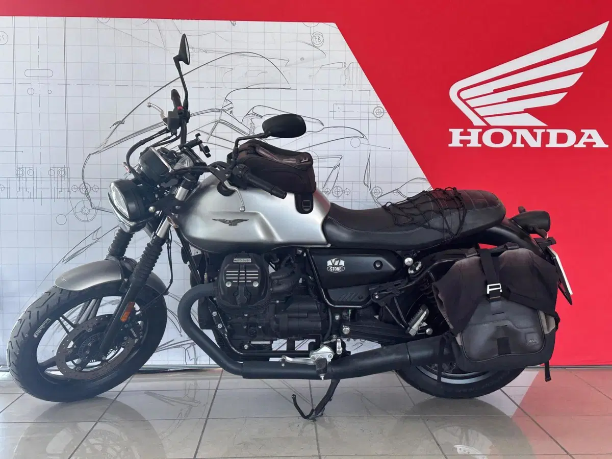 Moto Guzzi V7 Stone (2021 - 24) (2)