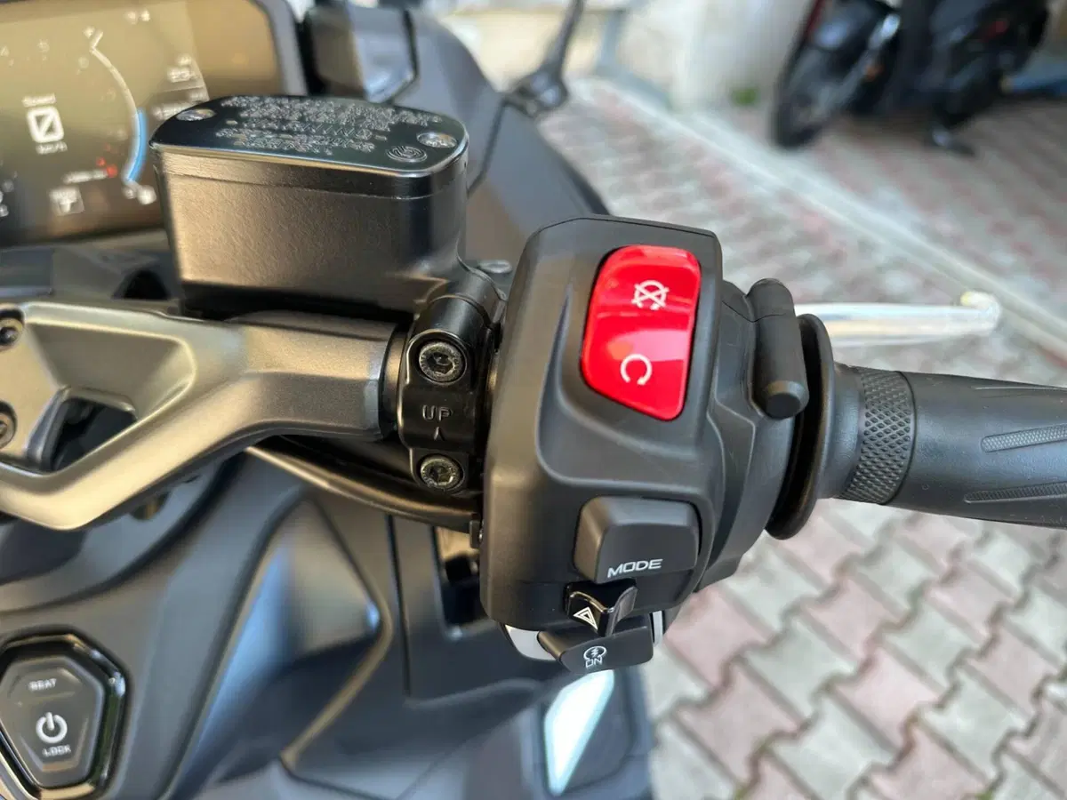 Yamaha T-Max 560 (2022 - 24) (9)
