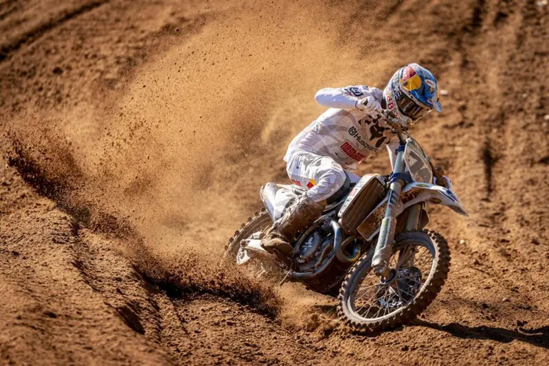 Menzione d'onore per Kay de Wolf. Il rookie &egrave; riuscito a sorpassare - di misura - Jeffrey Herlings