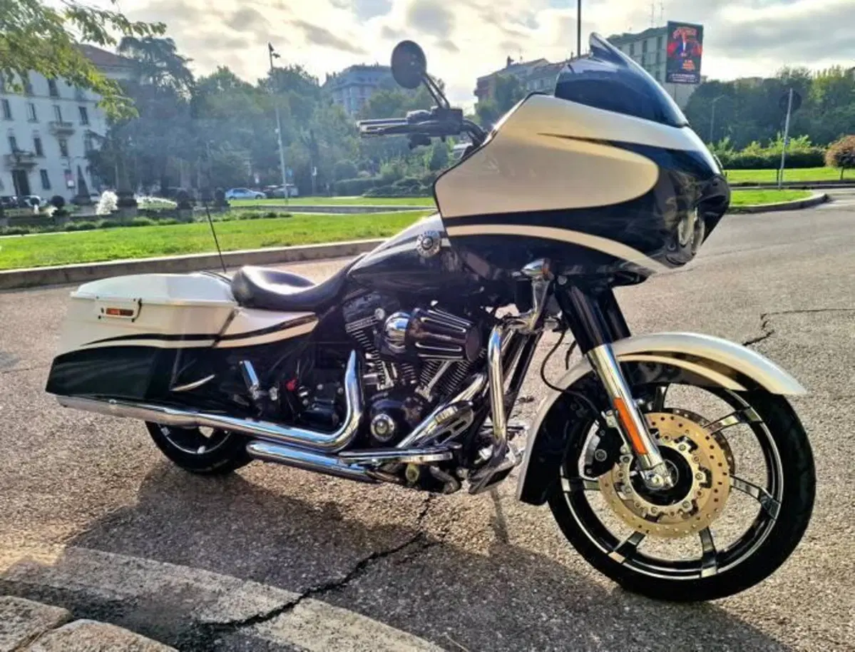 Harley-Davidson 1800 Road Glide Custom (2013) - FLTRXSE (3)