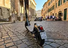 Monopattini a Roma: la folle caccia alle targhe