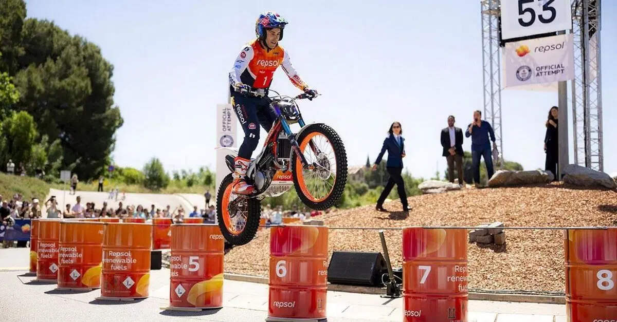 Toni Bou: Festa con i compaesani e Guinnes dei Record. Cos&igrave;, per divertirsi [VIDEO]