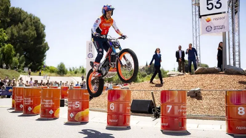 Toni Bou: Festa con i compaesani e Guinnes dei Record. Cos&igrave;, per divertirsi [VIDEO]