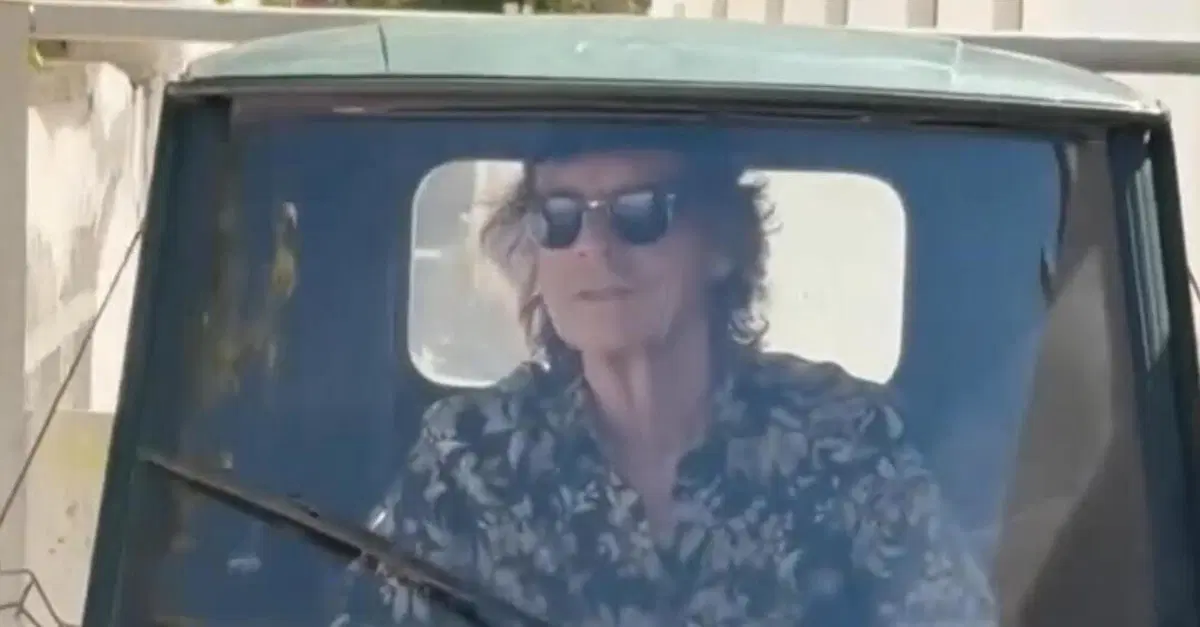 Mick Jagger e l'Ape Piaggio: il video virale in Italia