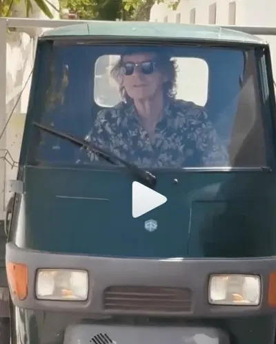 Mick Jagger e l'Ape Piaggio: il video virale in Italia