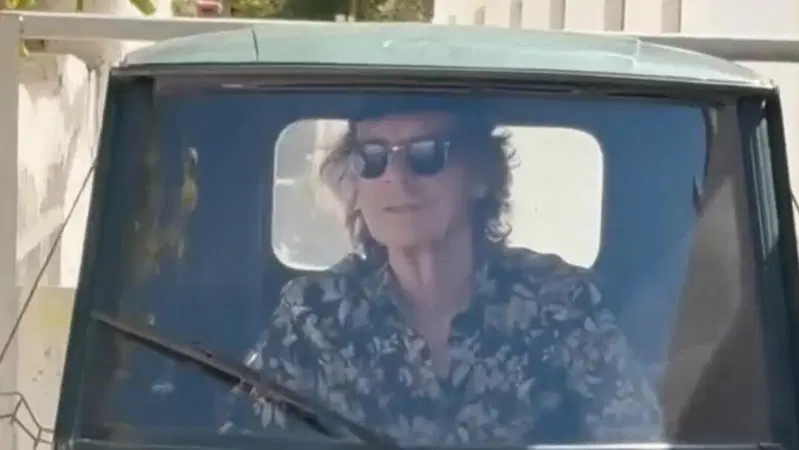 Mick Jagger e l'Ape Piaggio: il video virale in Italia