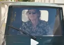 Mick Jagger sceglie l'Ape Piaggio: il video in Italia