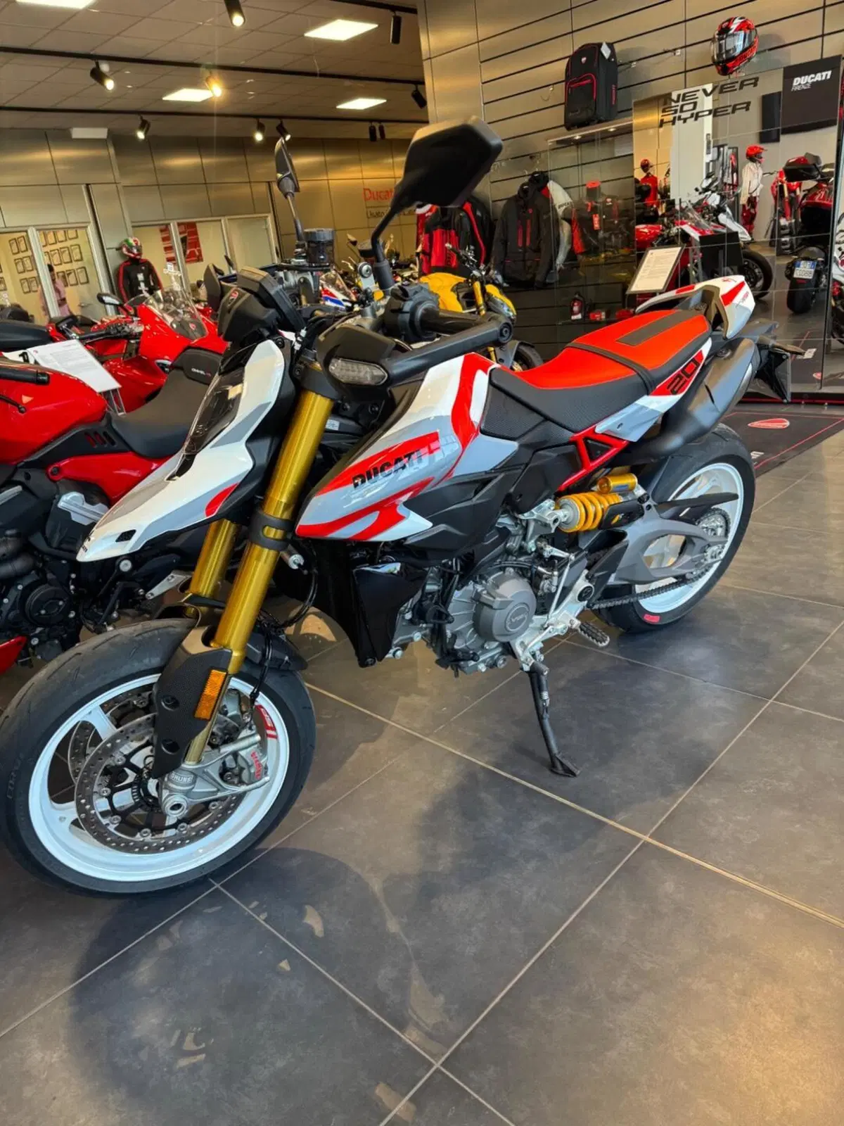 Ducati Hypermotard V2 SP (2026) (2)