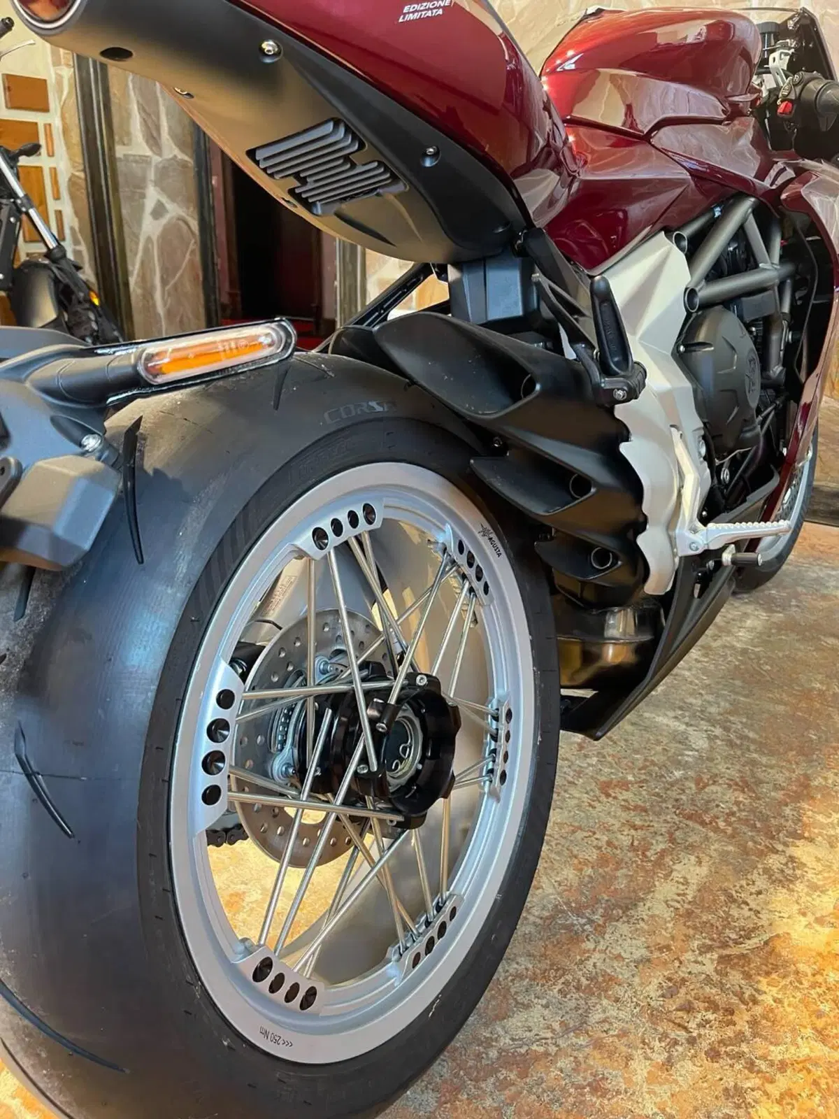 MV Agusta Superveloce 800 98 (2023 - 26) (10)
