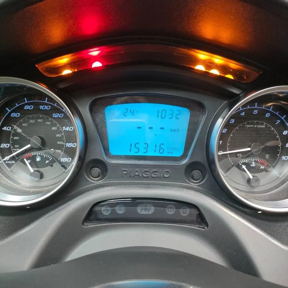 Piaggio MP3 300 ABS Hpe (2021 - 24) (4)