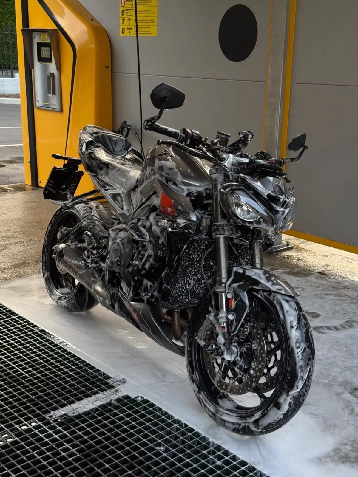 Triumph Street Triple 765 RS (2023 - 26) (2)