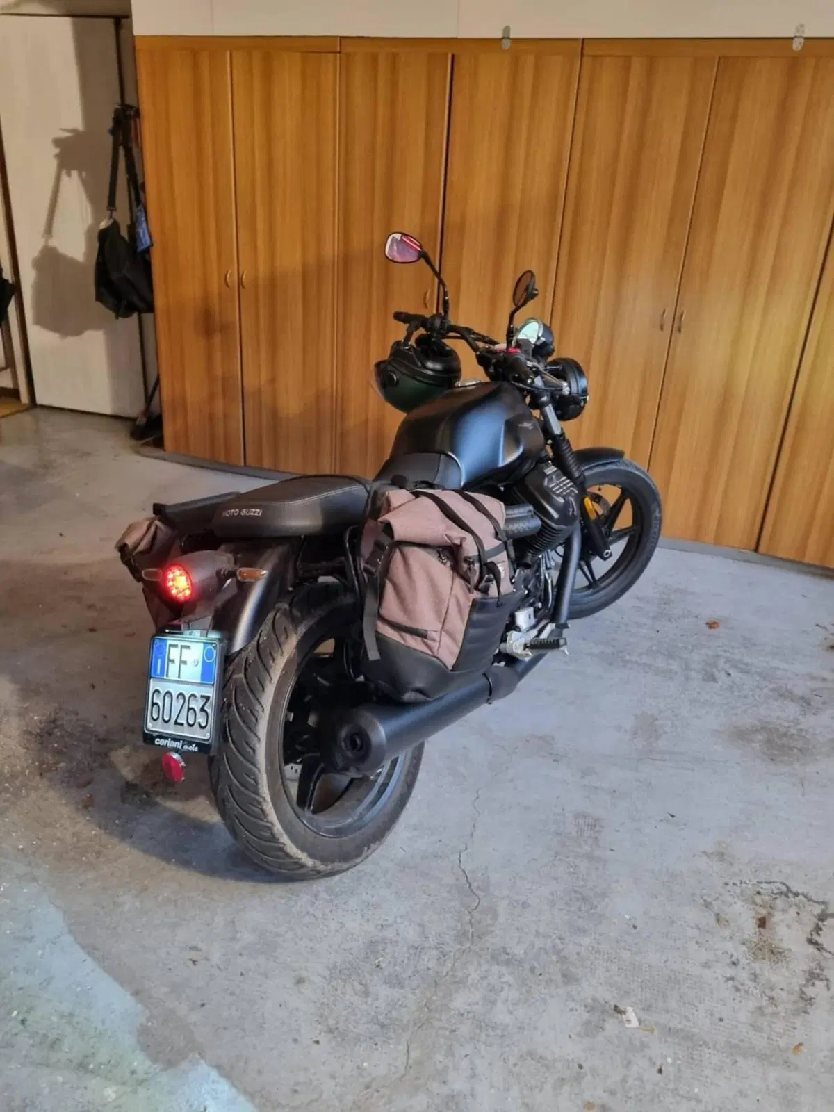 Moto Guzzi V7 Stone (2021 - 24) (3)