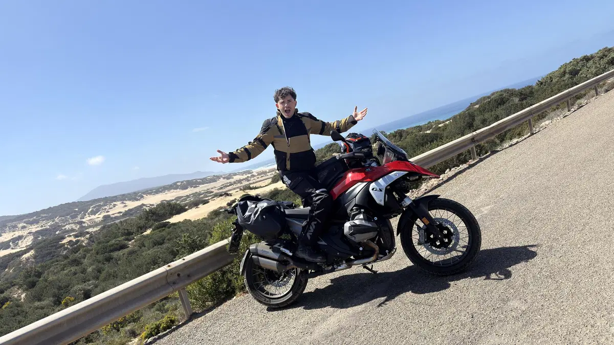 Sardegna in moto: 1.500 km con la BMW R 1300 GS tra strade leggendarie e natura selvaggia [VIDEO]