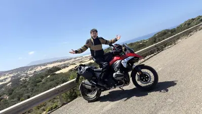 Sardegna in moto: 1.500 km con la BMW R 1300 GS tra strade leggendarie e natura selvaggia [VIDEO]