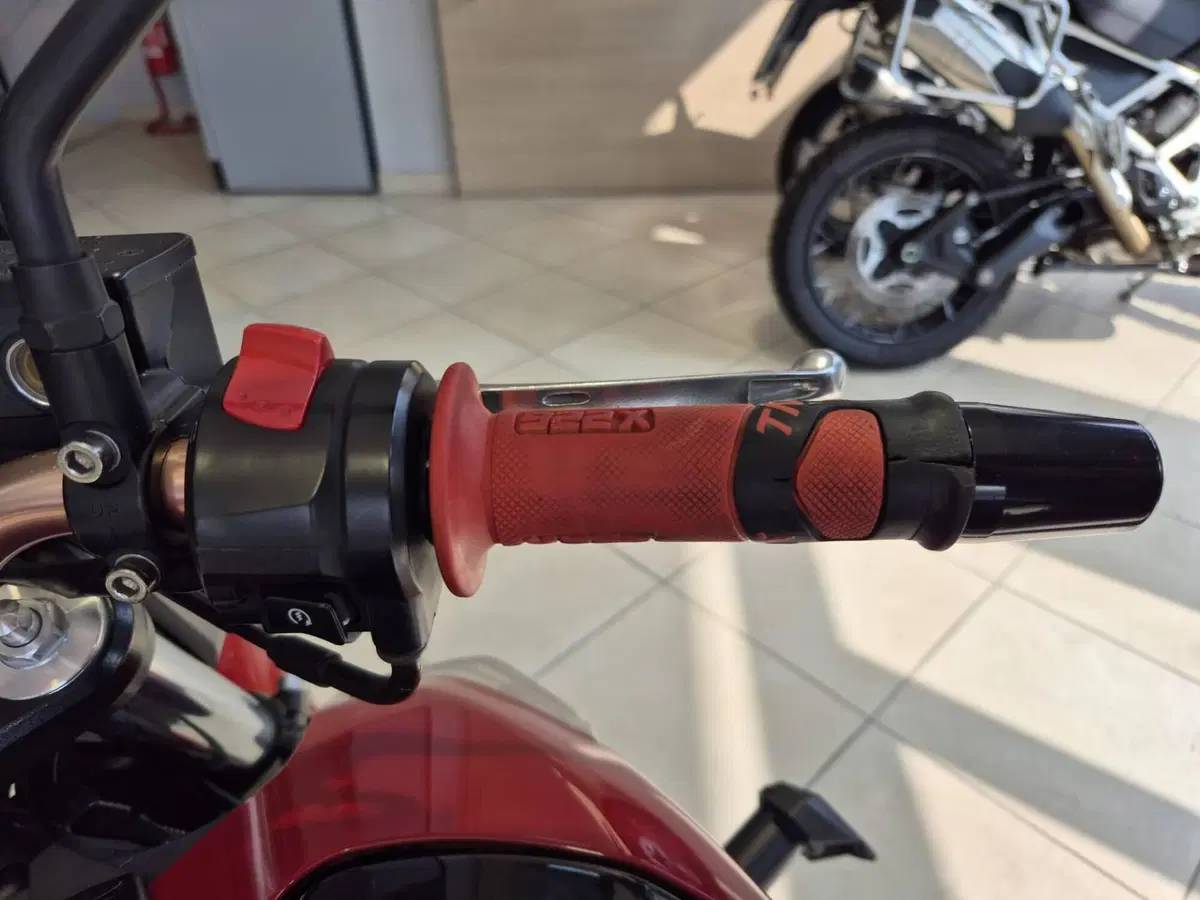 Suzuki GSR 600 (2006 - 11) (13)