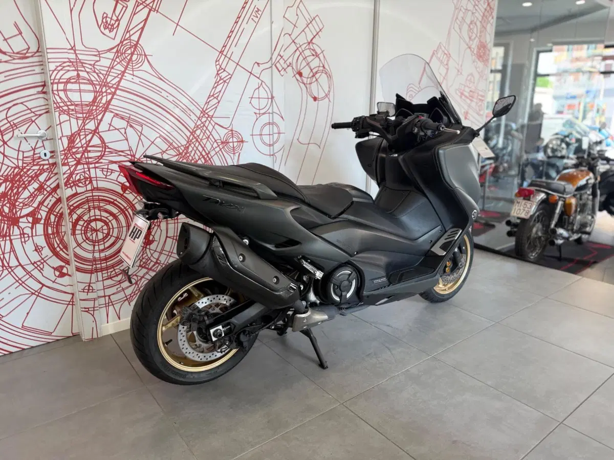 Yamaha T-Max 560 Tech Max (2021) (2)