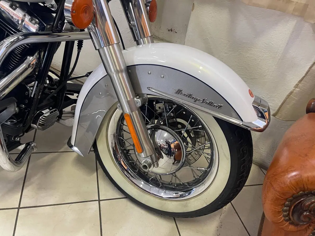 Harley-Davidson 1584 Heritage Classic (2008 - 10) - FLSTC (2)