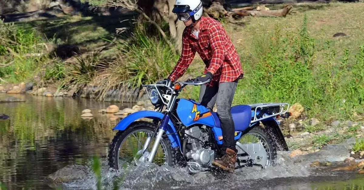 Semplice, robusta in altre parole agricola: Yamaha fa ancora moto con carburatore e cavalletto doppio