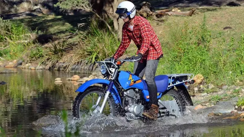 Semplice, robusta in altre parole agricola: Yamaha fa ancora moto con carburatore e cavalletto doppio