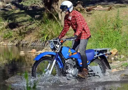 Semplice, robusta in altre parole agricola: Yamaha fa ancora moto con carburatore e cavalletto doppio