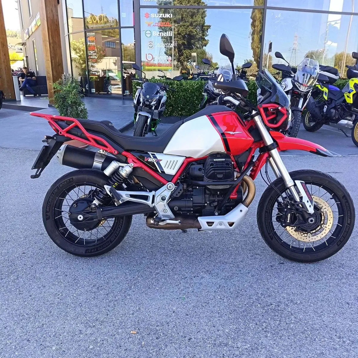 Moto Guzzi V85 TT Evocative Graphics (2021 - 23) (3)