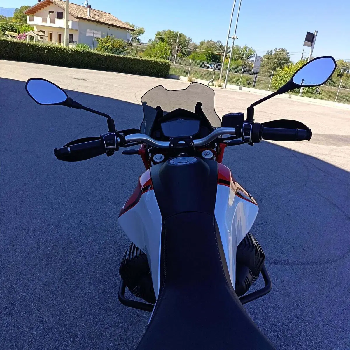 Moto Guzzi V85 TT Evocative Graphics (2021 - 23) (9)