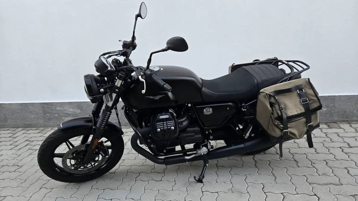 Moto Guzzi V7 Stone (2021 - 24) (3)