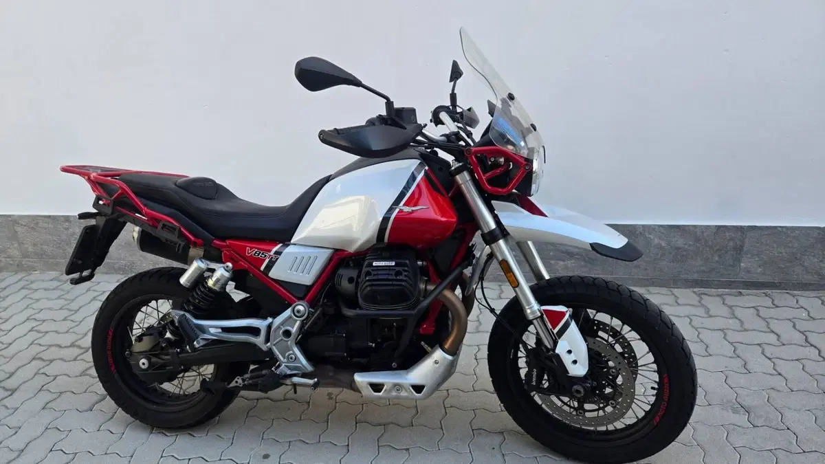 Moto Guzzi V85 TT Evocative Graphics (2019 - 20)