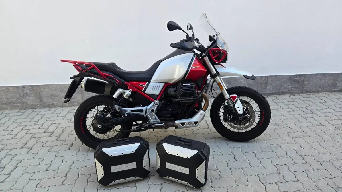 Moto Guzzi V85 TT Evocative Graphics (2019 - 20) (2)